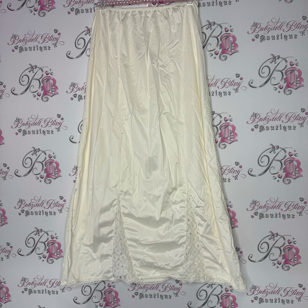 Skirt lace detail bottom trim Lacie shiny shimmer white cream slip vintage retro